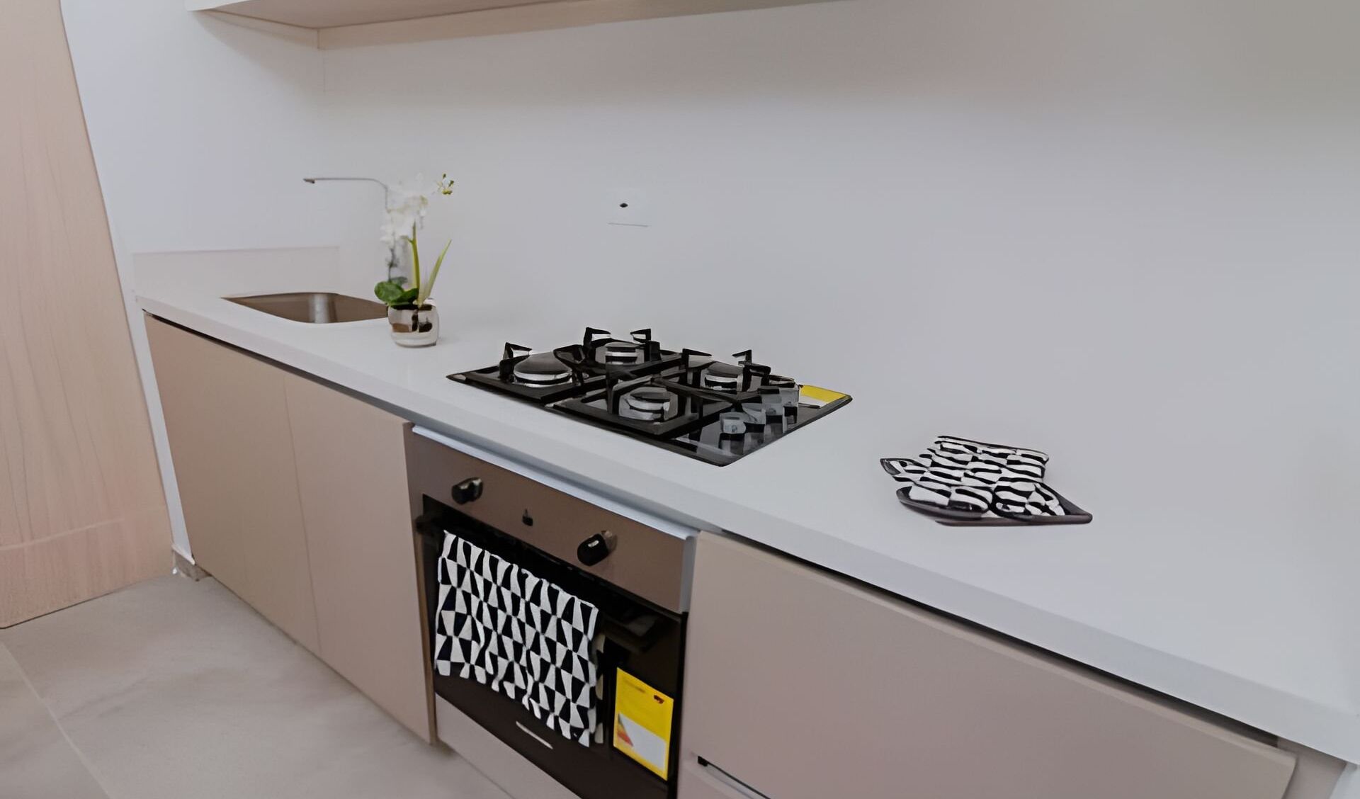 Apartment | Private kitchen | Fridge, microwave, coffee/tea maker, cookware/dishes/utensils