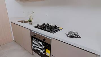 Apartment | Private kitchen | Fridge, microwave, coffee/tea maker, cookware/dishes/utensils