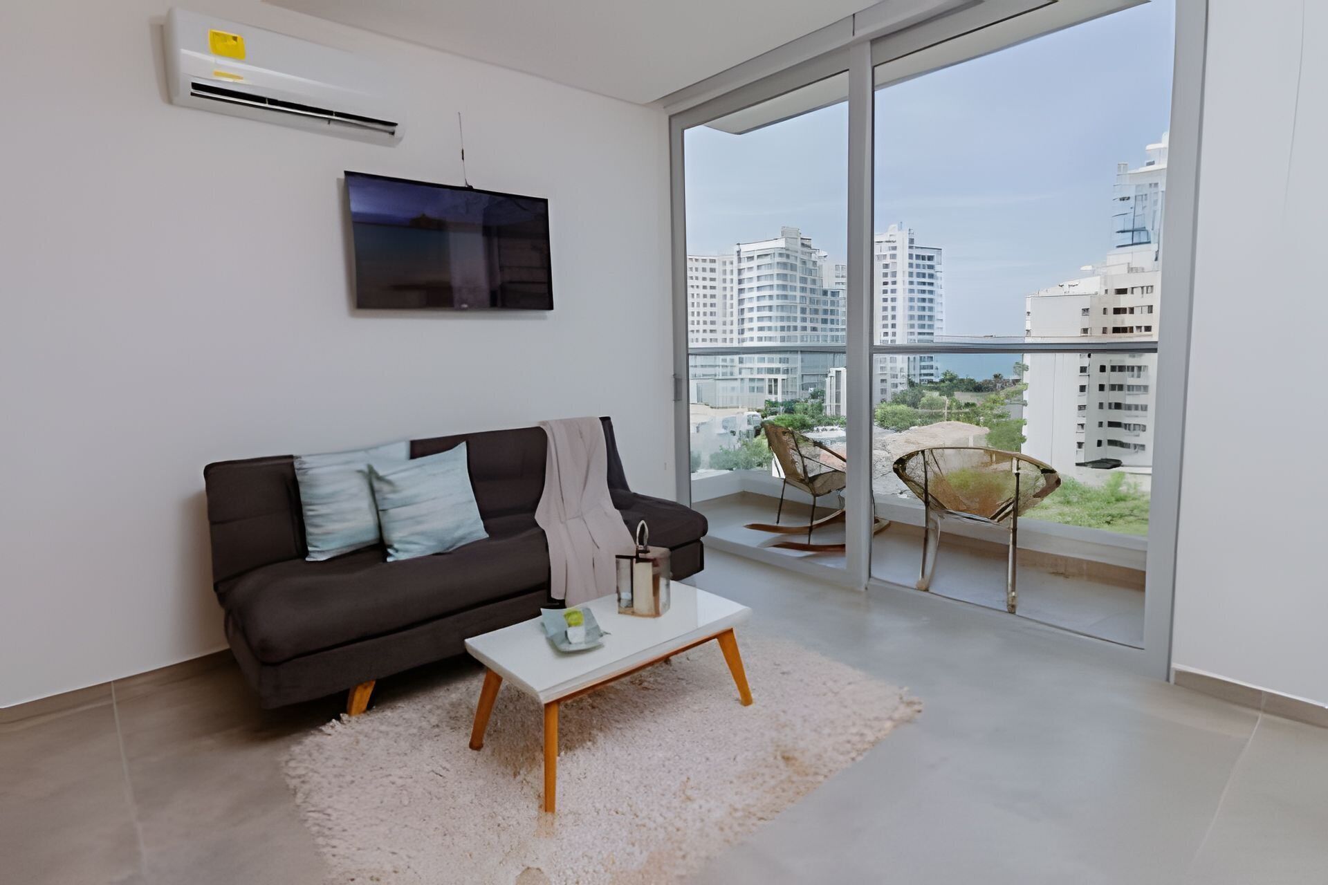 Appartement | Woonruimte | Een 25-inch flatscreentelevisie met kabelzenders en vloerwarming
