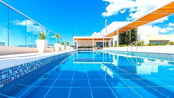 Una piscina al aire libre