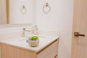 Deluxe Apartment | Bathroom | Rainfall showerhead, bidet, towels, soap