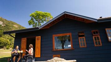 Chalé lua de mel | Banheiro | Chuveiro, produtos de toalete grátis, secador de cabelo