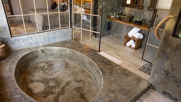 Honeymoon Chalet | Bathroom | Shower, free toiletries, hair dryer, towels