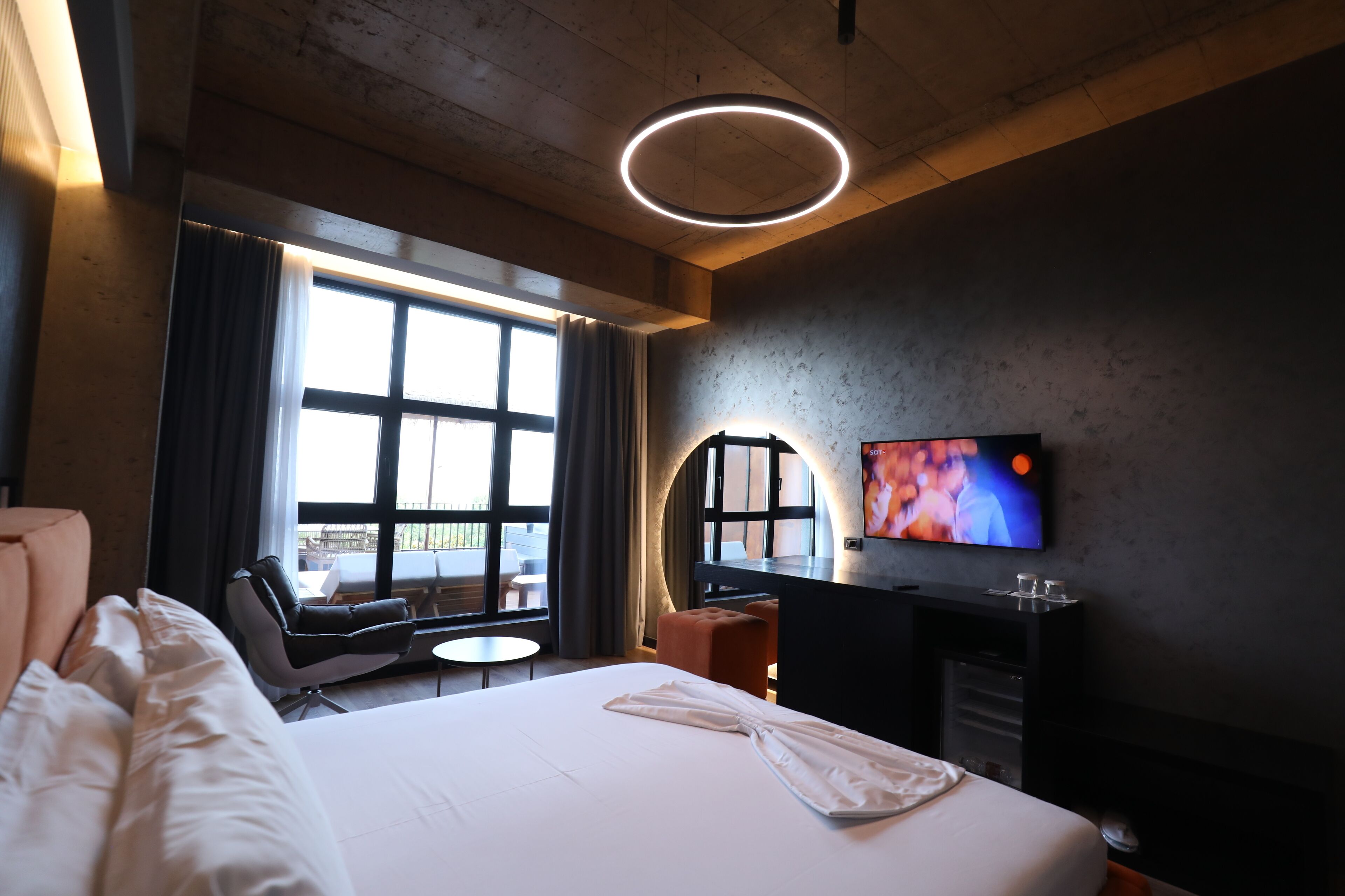 Escritorio, wifi gratis y ropa de cama 