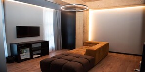 Een bureau, gratis wifi, beddengoed