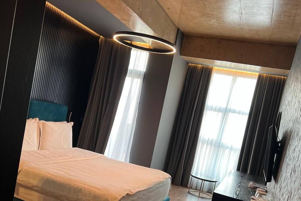 Suite familiale, balcon | Bureau, accès au Wi-Fi (inclus), literie fournie