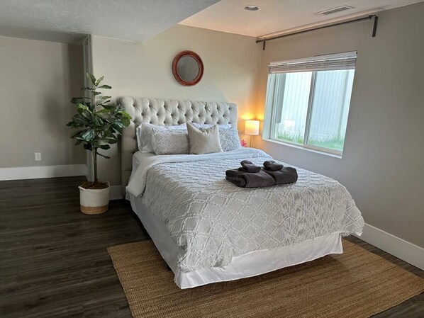 1 habitación, tabla de planchar con plancha, wifi y ropa de cama