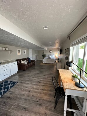 1 bedroom, iron/ironing board, WiFi, bed sheets - Sleepy Ridge Studio, Self Check-in, Free Parking (Orem)