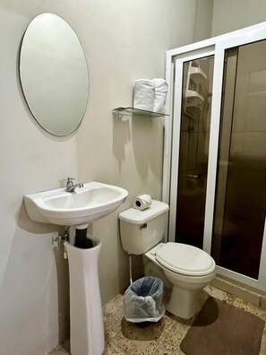 Basic Room, 2 Queen Beds | Bathroom | Towels - APARTA HOTEL PALMEROLA (Comayagua)