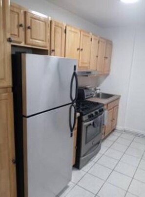 Een koelkast, een magnetron, een oven, een kookplaat