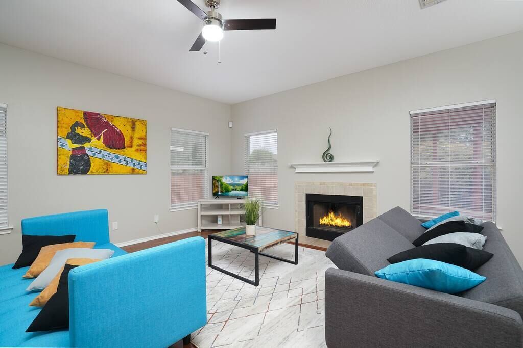 Televisión, chimenea y oficina 