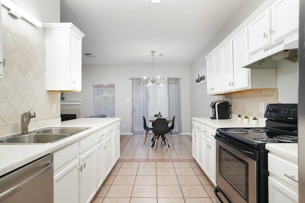 Wasserkocher mit Kaffee-/Teezubehör, Hochstuhl