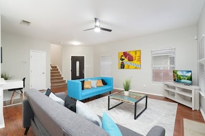 Fernseher, Kamin, Arbeitsbereiche