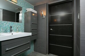 Bathtub, hair dryer - Modern Hacienda with Interior Balconies 🏡📍🛏 🏊‍♂️ (San Antonio)