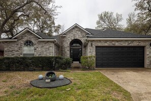 Exterior - Heated Pool, Spa, and Pet-Friendly Relaxing Retreat Near SeaWorld! (San Antonio)