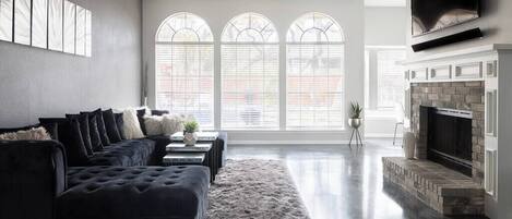 Fernseher, Kamin, Arbeitsbereiche