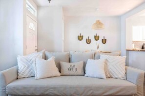 TV, offices - Boho Dream House - 5 minutes from the Airport! (San Antonio)