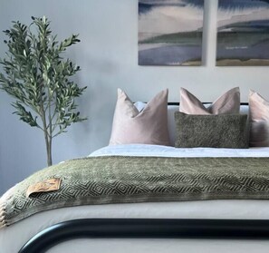 4 bedrooms, iron/ironing board, travel cot, WiFi - Boho Dream House - 5 minutes from the Airport! (San Antonio)