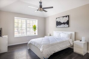 3 bedrooms, travel cot, WiFi, bed sheets - Private & Clean Retreat Near Lackland AFB | Pet-Friendly & Family Ready! (San Antonio)