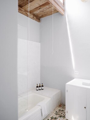 Villa | Bathroom | Hair dryer, heated floors, towels
