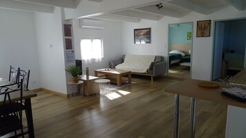 Royal House | Living area | 80-cm flat-screen TV with digital channels