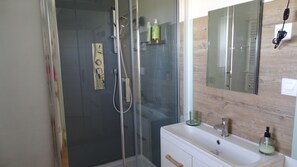 Hus – royal | Bad | Regndusjhode, hårføner, håndklær og såpe