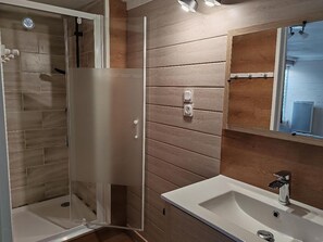 Kamar Comfort | Kamar mandi | Pancuran hujan, pengering rambut, handuk, dan sabun