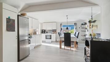 Refrigerador, horno, placa de cocina, lavavajillas