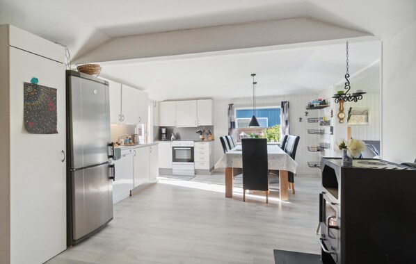 Frigorífico, horno, placa de cocina y lavavajillas