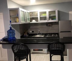 Refrigerador con freezer, microondas, placa de cocina, tostadora