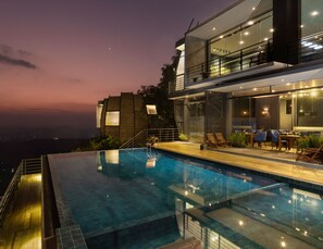 Piscina externa, funciona das 8h às 19h, guarda-sóis, espreguiçadeiras