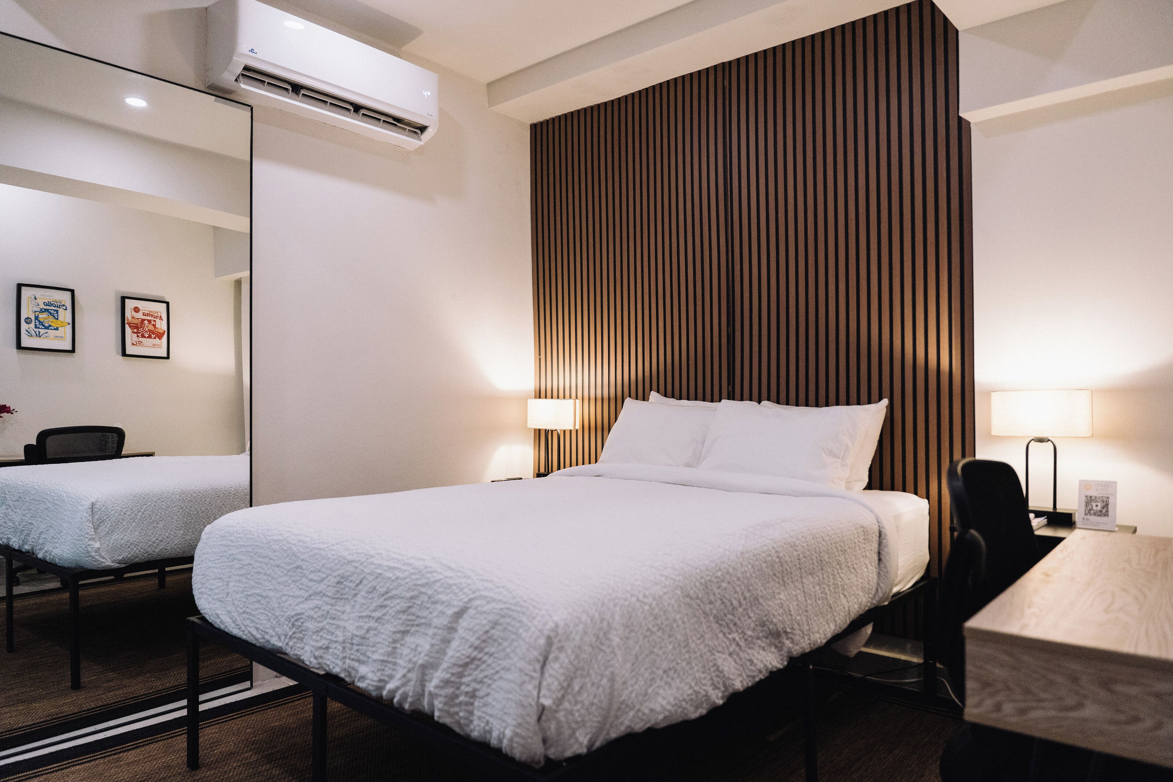 First Floor ADA Queen Standard | 埃及棉床单、高档床上用品、记忆海绵床垫、办公桌