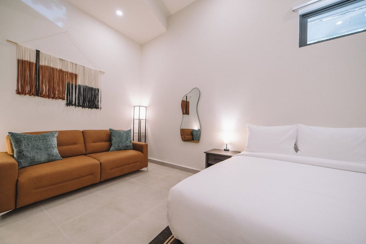 First Floor Deluxe Suite (2 Twin XLs or 1 King) | Khu phòng khách | Smart TV 55-inch có truyền hình kỹ thuật số, Netflix, Hulu 