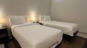 First Floor Deluxe Suite (2 Twin XLs or 1 King) | Sábanas de algodón egipcio y ropa de cama de alta calidad