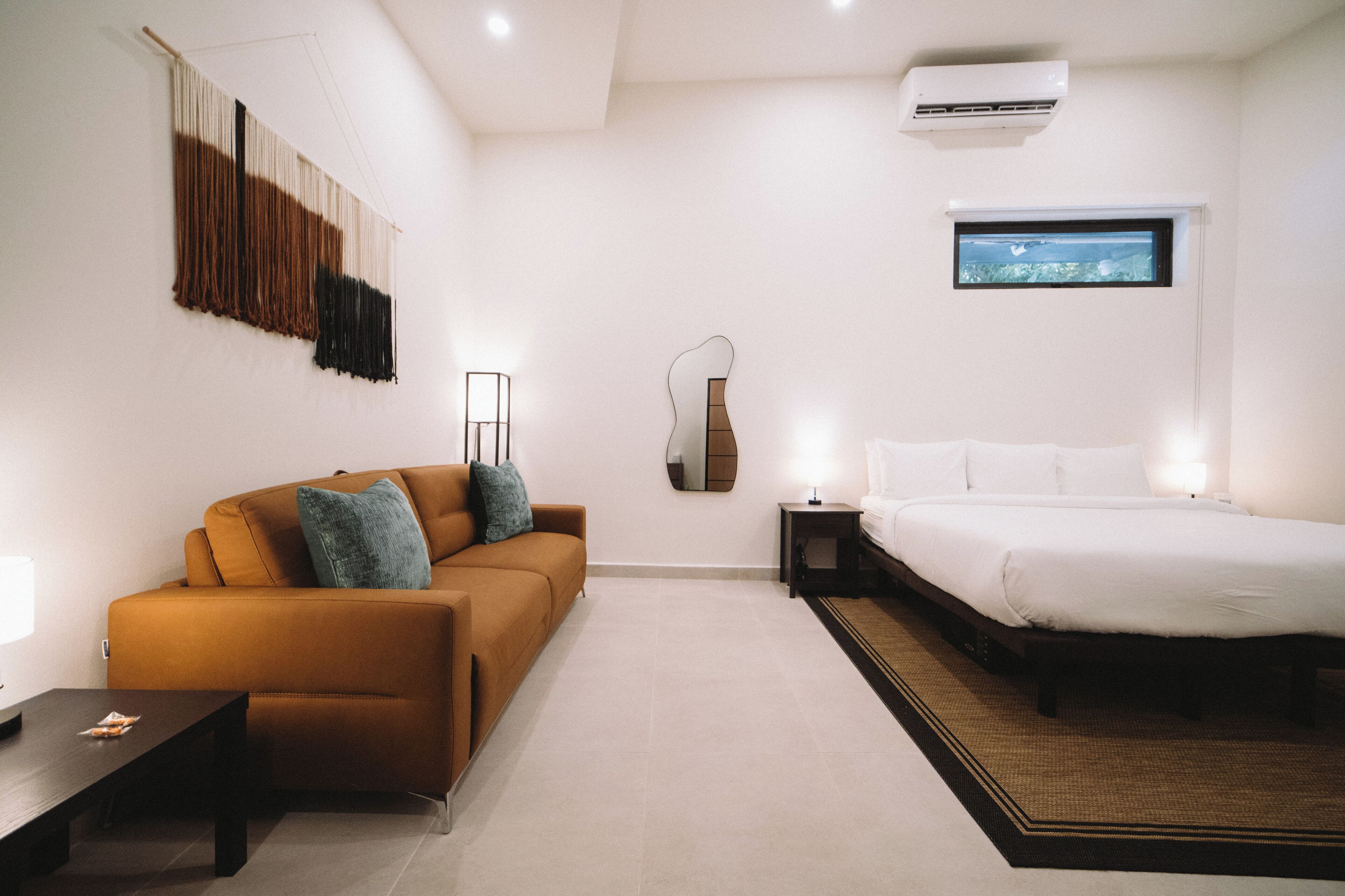 First Floor Deluxe Suite (2 Twin XLs or 1 King) | 起居区 | 55-英寸智能电视（配备数码频道）、Netflix、Hulu