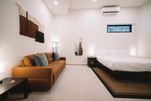 First Floor Deluxe Suite (2 Twin XLs or 1 King) | Living area