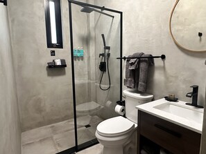 King Standard Room | Banheiro | Chuveiro com efeito de chuva, produtos de toalete grátis