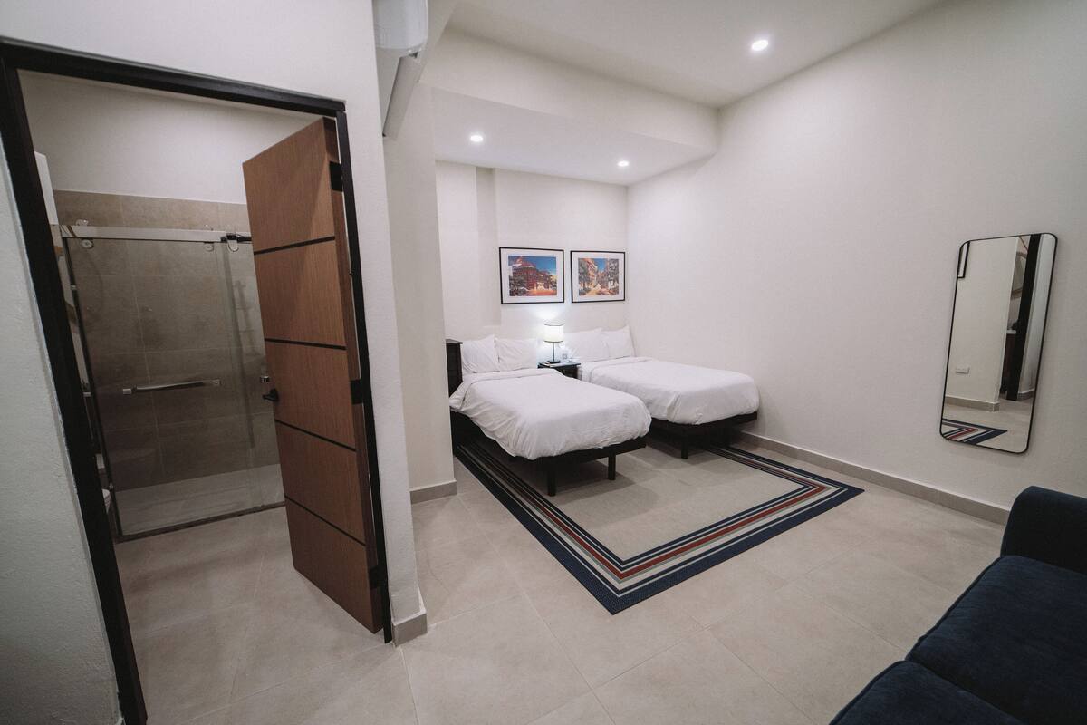First Floor Junior Suite (2 Twin XLs or 1 King) | Bộ trải giường bằng vải cotton Ai Cập, bộ đồ giường cao cấp 