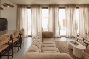 Villa, bassengutsikt | Oppholdsrom | En 43-tommers TV med kabel-kanaler