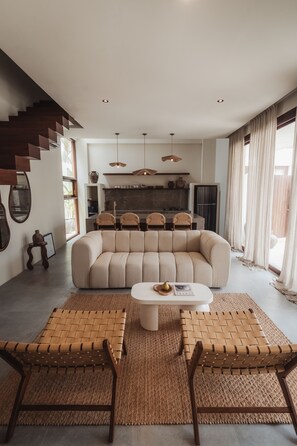 Villa, vistas a la piscina | Sala de estar | Televisión de 43 pulgadas con canales por cable