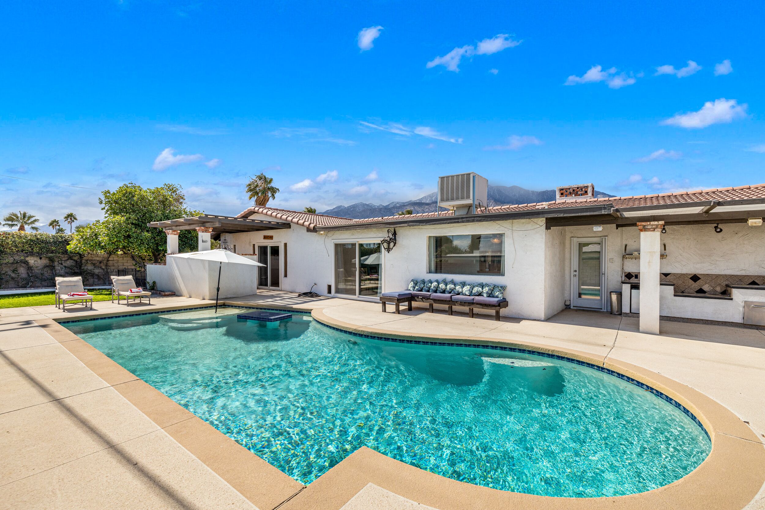 Outdoor pool, pool umbrellas, sun loungers