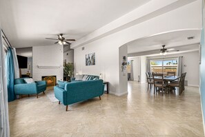 Hus | Oppholdsområde | En 60-tommers LED-TV med digitale kanaler