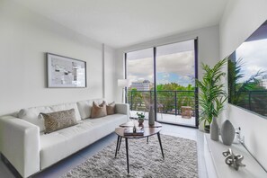 ดีลักซ์อพาร์ทเมนท์ | บริเวณนั่งเล่น | สมาร์ททีวี 50 นิ้ว พร้อมช่องเคเบิล