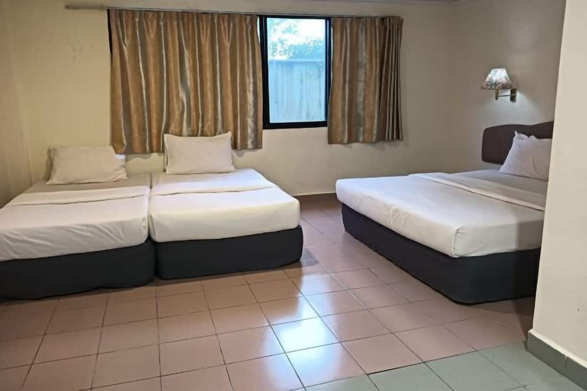 1 bilik tidur, meja, cadar katil