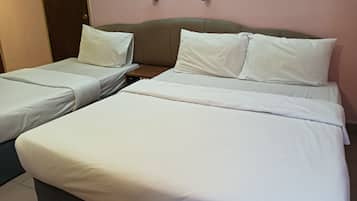 Deluxe Triple Room | Desk, bed sheets