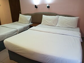 Deluxe Triple Room | Desk, bed sheets - Hotel O Wawasan Inn (Sarikei)
