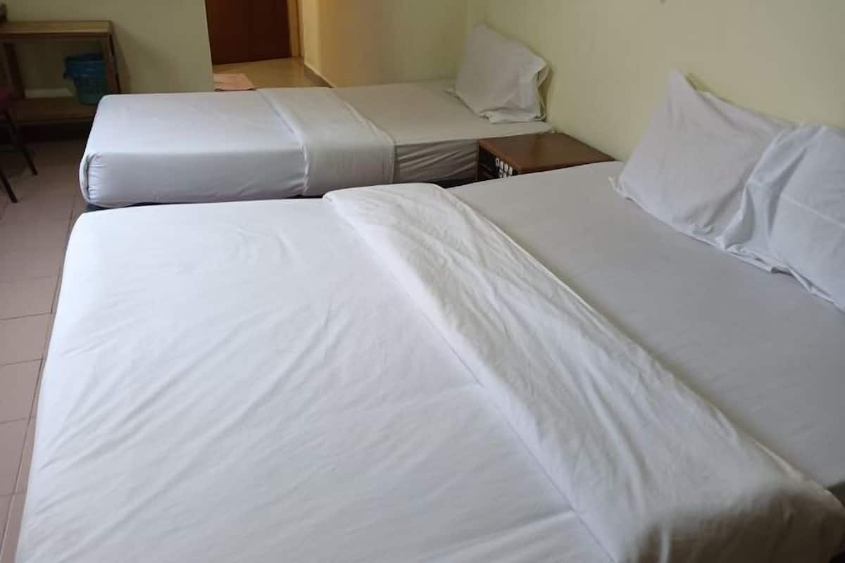 1 bilik tidur, meja, cadar katil