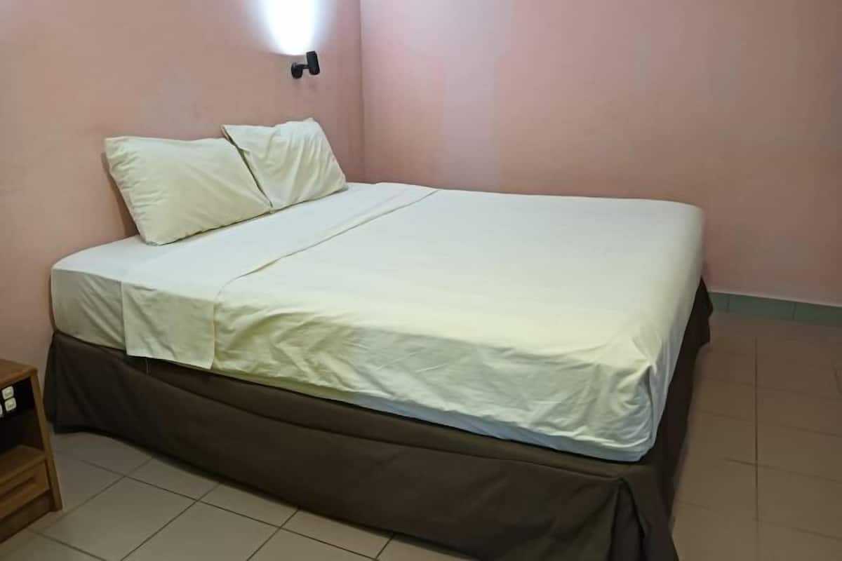 1 bilik tidur, meja, cadar katil