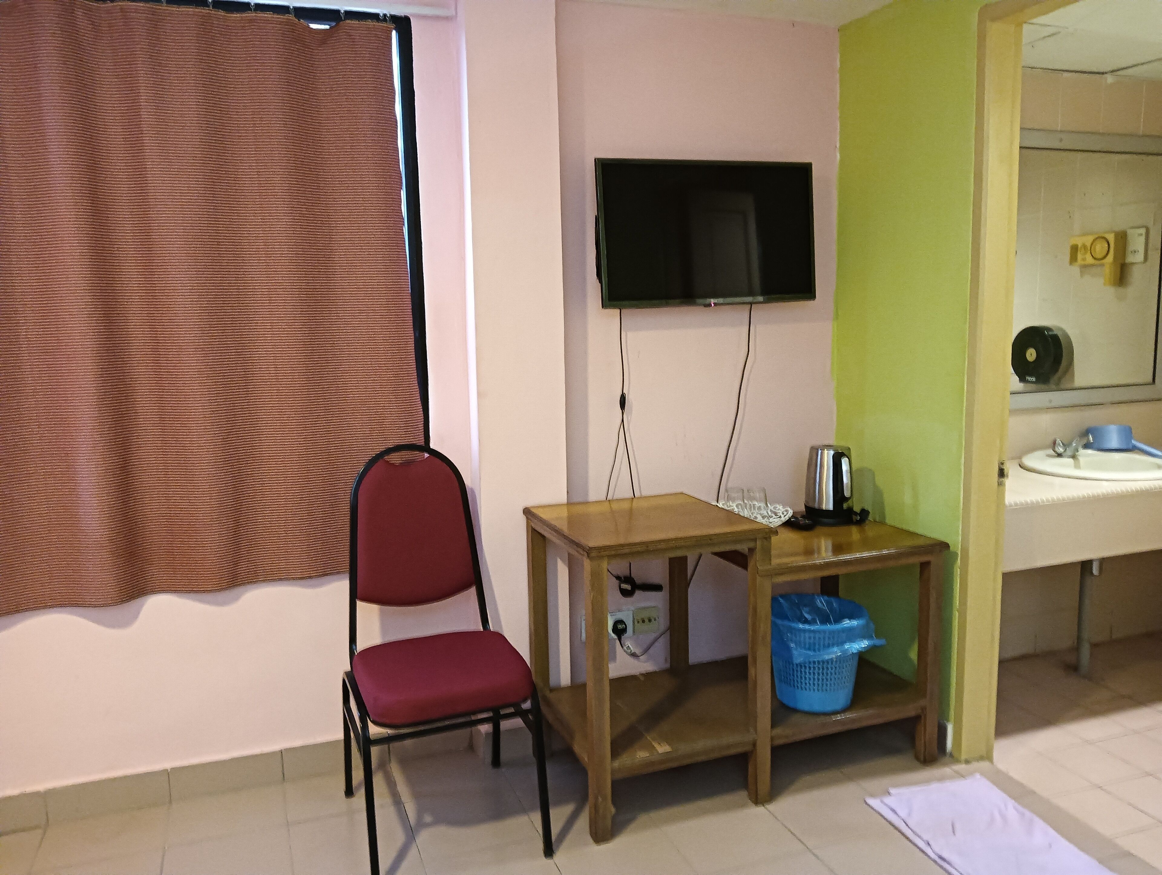 Deluxe Triple Room | Desk, bed sheets