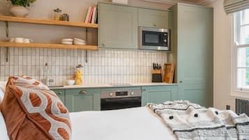Classic Studio | Private kitchen | Full-size fridge, microwave, stovetop, dishwasher